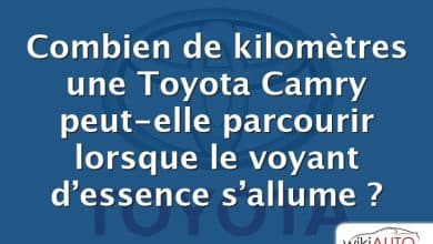 Combien de kilomètres une Toyota Camry peut-elle parcourir lorsque le voyant d’essence s’allume ?